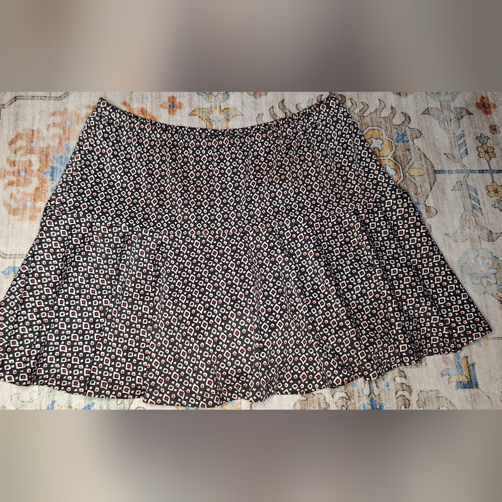 FESTA SPORTS Chic Black and White Geometric Skater Skirt